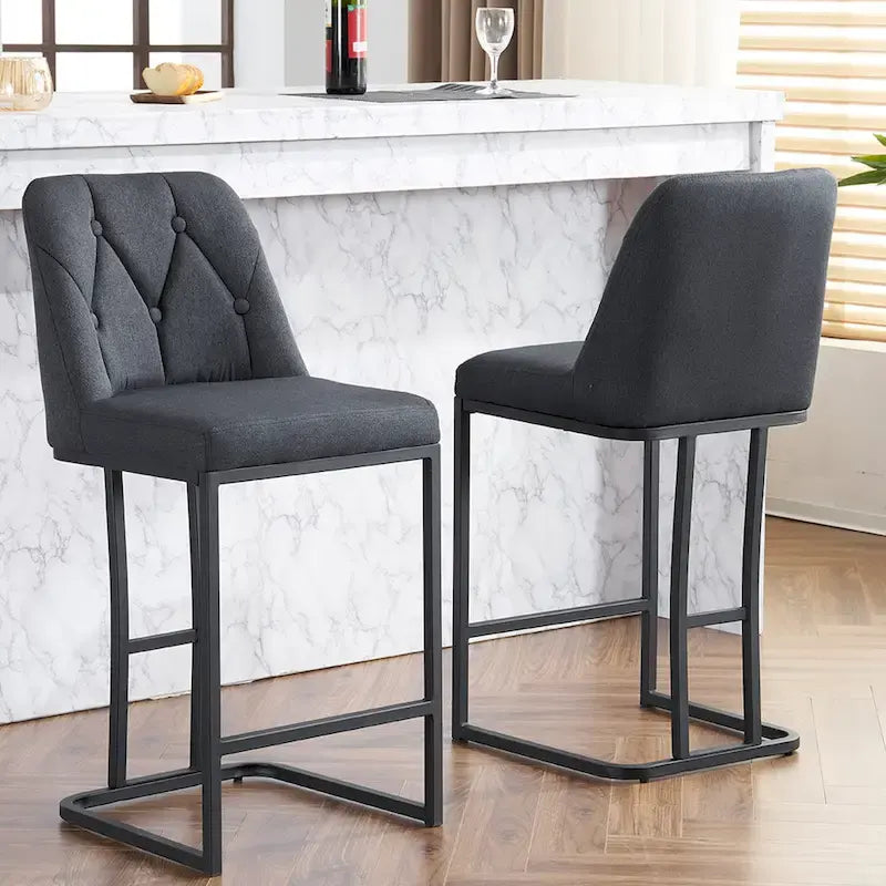 Juego de 2 taburetes de bar tapizados en beige/gris, respaldo alto con botones capitoné, estructura de metal