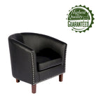 Sillón individual tipo barril de piel sintética con detalles de tachuelas