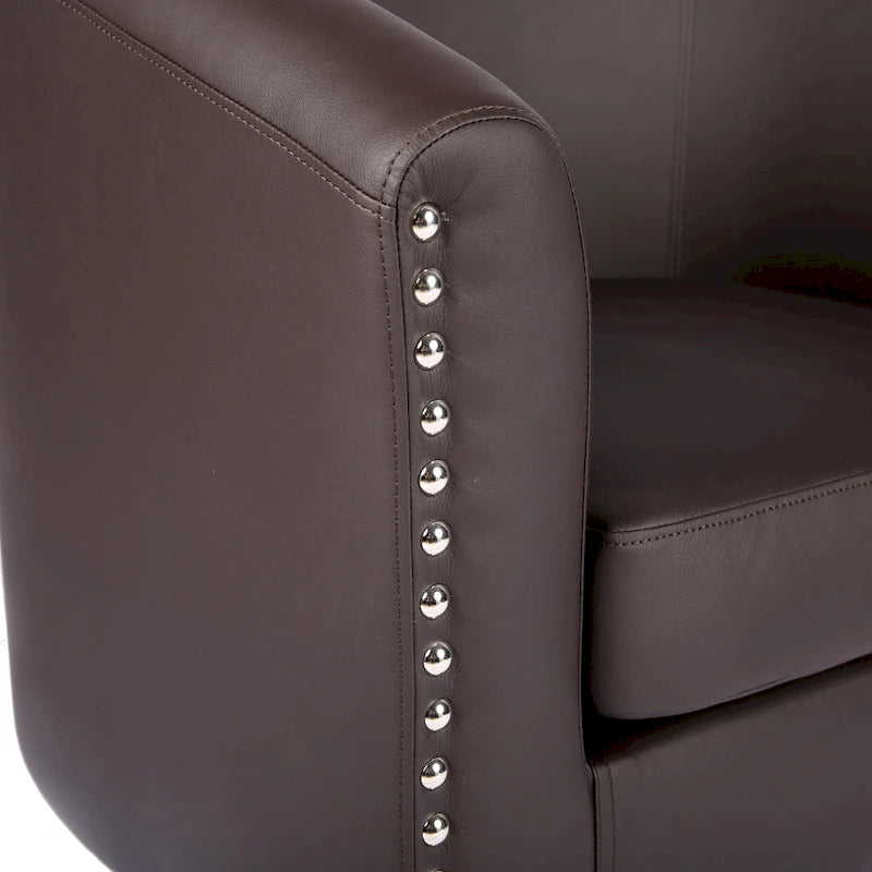 Sillón individual tipo barril de piel sintética con detalles de tachuelas