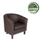 Sillón individual tipo barril de piel sintética con detalles de tachuelas